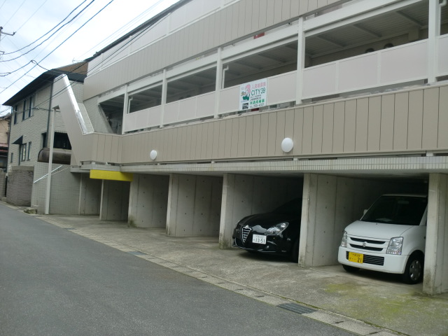 屋根付きの駐車スペース、ございます！(外観)