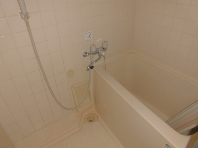 シャワー付きの浴室になります☆(風呂)